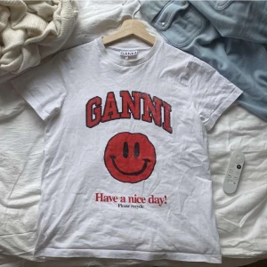 Ganni t-shirt - Säljer nu min röda fina ganni tröja i storlek xs! Super snygg och passar till alla tillfällen!! Jag säljer den då jag vill ha en i storlek S så jag är även öppen för byten!💕💕skriv privat för fler bilder❣️