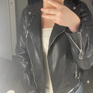 Skinnjacka - En snygg skinnjacka från Vero Moda! Fint skick, storlek M men tycker den skulle mer passa S-M ☺️Nypris 600, säljer för 300