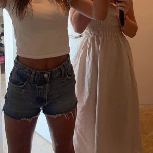 Blåa jeansshorts - Säljer dessa superfina mörkblåa jeansshortsen. Endast använda 1 gång, alltså väldigt bra skick. Superfina i sommar till en topp:) Köparen står för frakten:) 