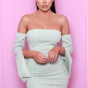 Sage Bandeau Dress - Jättefin ljusgrön klänning, med slits på ärmarna. Minidress men bra passform med mycket stretch, kan passa en Xs-M. Endast testad