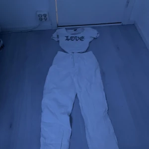 Sommar vit sätt❤️ - Köp det perfekta sätt till sommaren med hörbusker och en vacker tröja.   Tröja - 130kr  Bukser - 550kr (helt nya) 