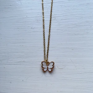 Fjäril halsband🤍 - Handgjorda halsband med rosa, vit, röd eller svart fjäril, använd inte köp ni då det finns flera stycken. Skriv gärna om du är intresserad❤️