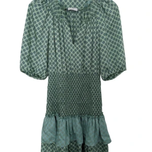 Sandro Paris klänning grön - Intressekoll på min klänning från Sandro Paris. Klänningen är o storlek 36 och är i toppskick💚