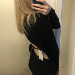 Topp - Långärmad topp med öppen rygg och band man knyter! Storlek M😊