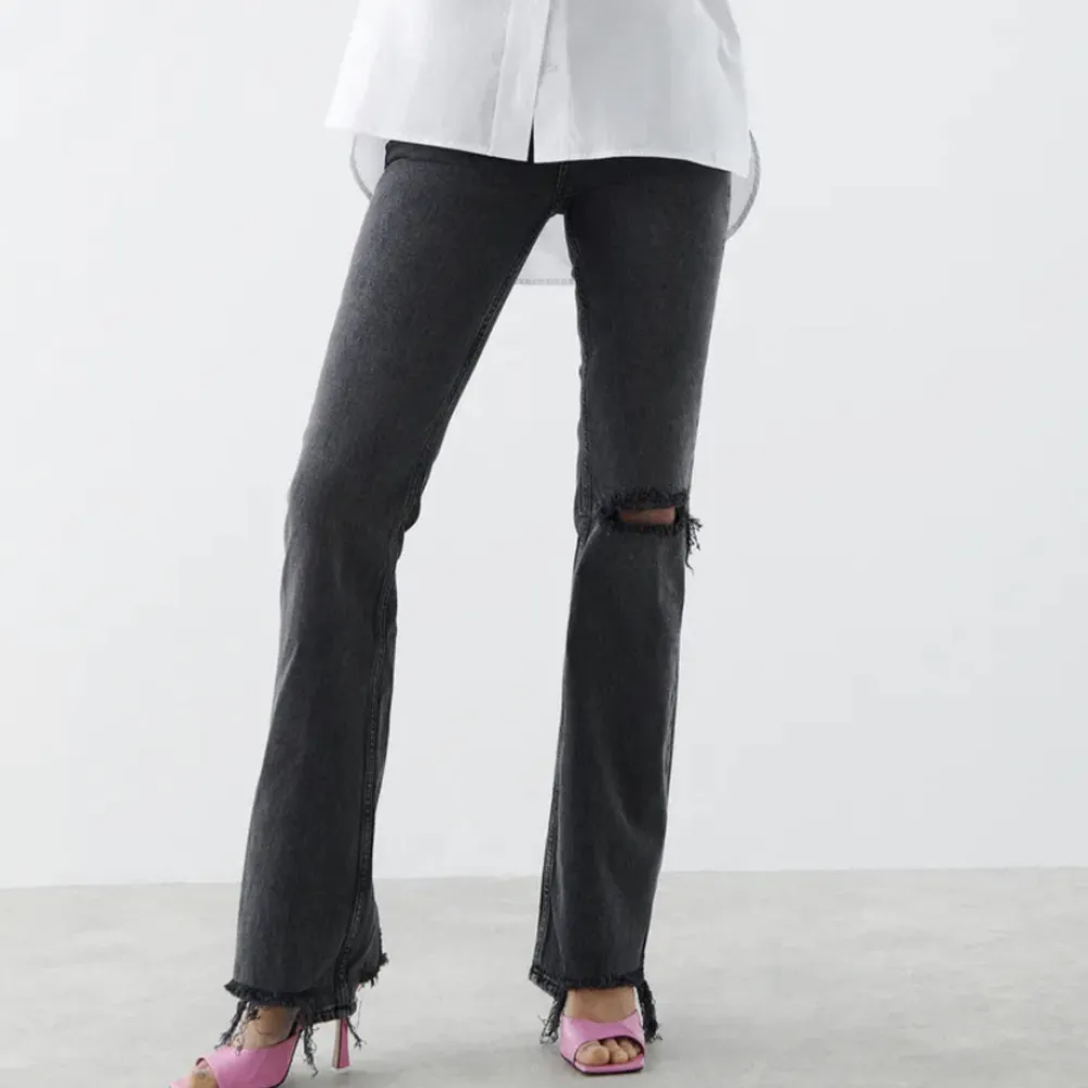 Säljer dessa jätte snygga jeans från Gina Tricot som just nu är slutsålda. Säljer pgr av att dom är försmå. Använt fåtal gånger och är som nya. Säljer för 220kr + frakt🙏🏼. Jeans & Byxor.
