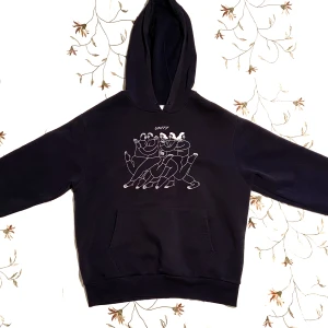 Adidas x Unity Hoodie - Adidas x Unity Hoodie köpt förra året. Säljer eftersom jag inte använder den. Tröjan är använd cirka 4-5 gånger och har inga flaws. Storlek M men är oversized så sitter mer som en L. Ordinare pris ligger på 1000kr.