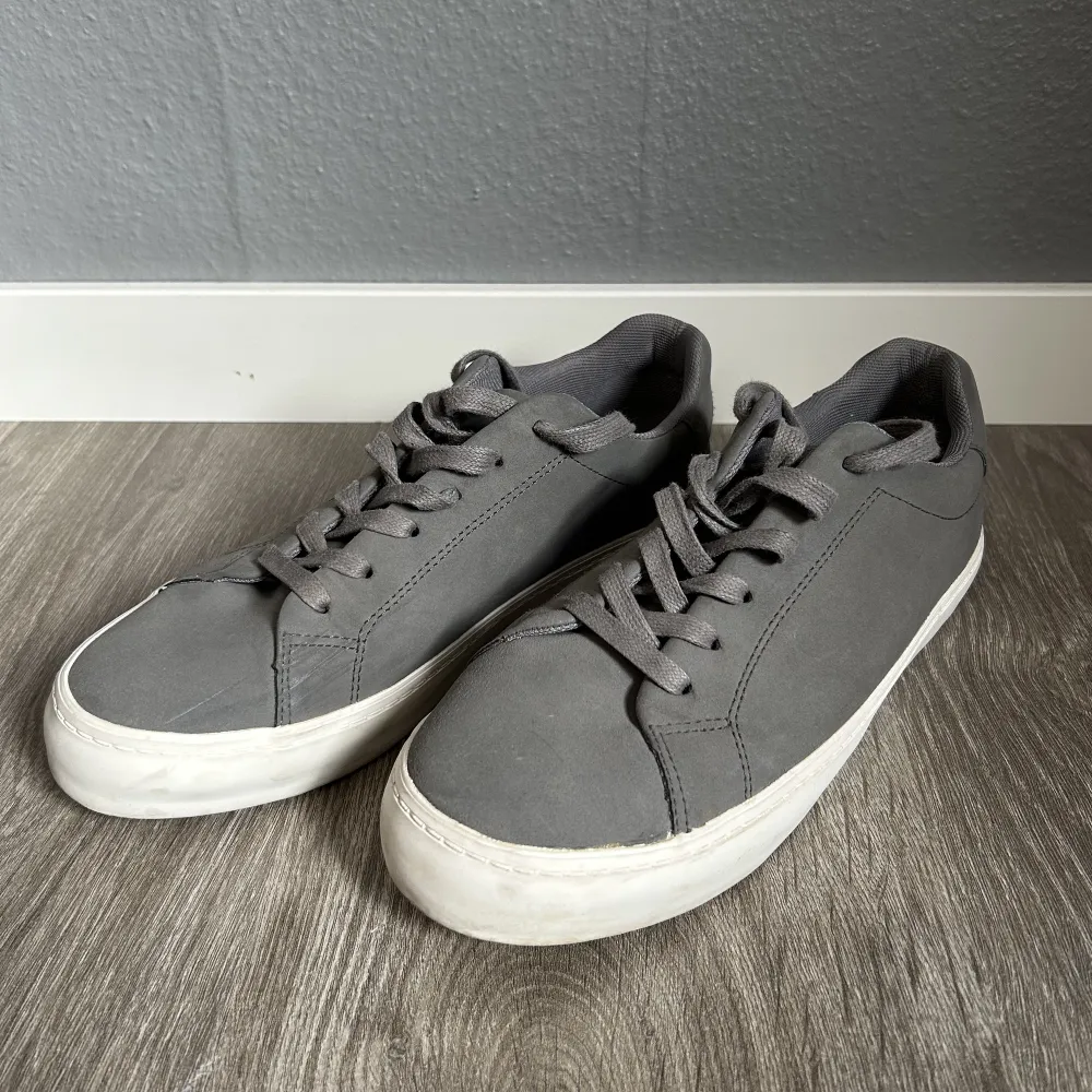 Säljer ett par gråa sneakers, de är för små för mig och därför har de använt fåtal gånger😊 Storlek 40 . Skor.