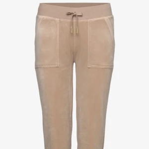 Juicy couture  - Ett par jätte fina mjukis som är köpta på Nelly. Ny pris 1100 kr men säljer för 549 kr detta för att jag inte har fått användning av byxorna. Dem är ny skick