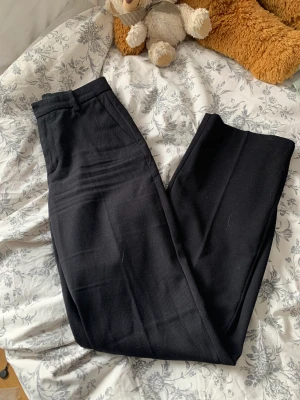 Kostymbyxor  - Säljer mina absoluta favoritkostymbyxor från Lindex modellen Fiona som har blivit för små för mig. Storlek 34 och de är långa på mig som är 173. Midjan når cirka till naveln på mig och de är jättefint visa i benen❤️❤️ sparsamt använda 