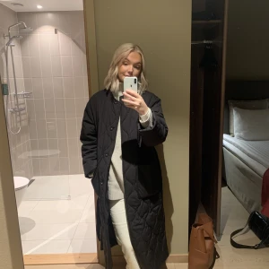 Quiltad Kappa - Jättefin svart quiltad kappa, varsamt använd 🌸