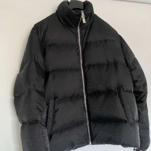 Givenchy Jacka  - Säljer nu min feta Givenchy jacka. Kvitto eller prislapp finns inte kvar. Går för ungefär 20000kr ny. Storlek 52 i italiensk storlek vilket motsvarar L. Har du några frågor är det bara att skriva. Kom privat för fler bilder.