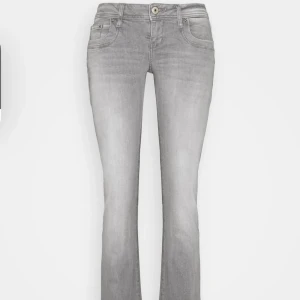 Gråa Ltb jeans - Storlek 31x30 men passar mig som vanligtvis har 38/40 och är 1,72💞💞💞