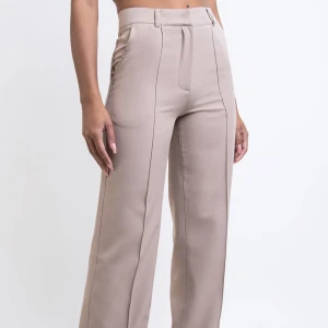 Kostymbyxor madlady - Kostymbyxor från madlady. Sparsamt använda. Storlek 38 längd 32. (Första bilden lånad.) Lika som på bilden fast modellen utan fickor.