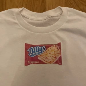 Billys Panpizza Tshirt - En billys panpizza tshirt! Finns i storlekarna S,M,L. Skriv för mer info! Får endast tvättas i 30°!