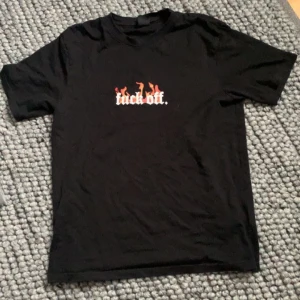 T-shirt svart - En svart tröja med text ”f#ck off” storlek Xl 🖤inte mycket använd! Säljer av att den är för stor och aldirg används😀köpt för 249kr