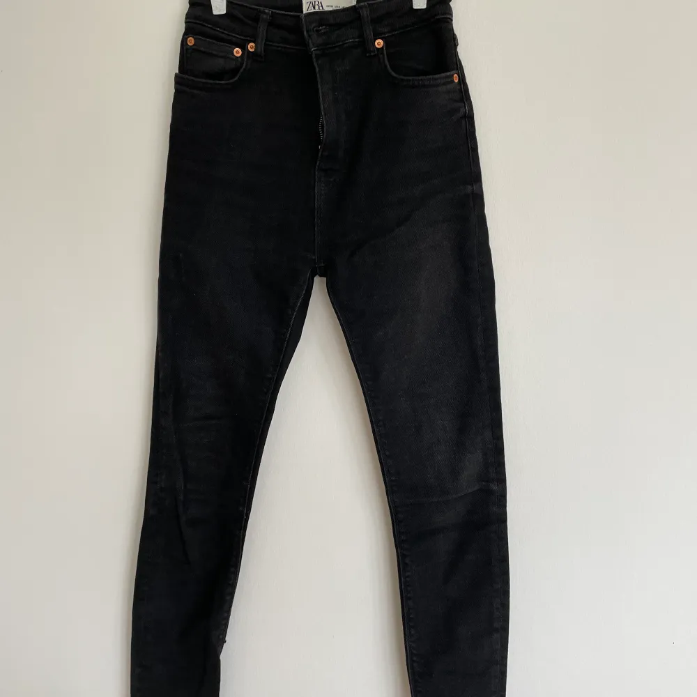 Svarta jeans från Zara. Inte särskilt använda💗💗. Jeans & Byxor.