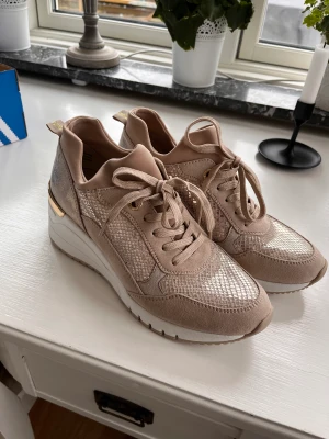 Oanvända skor - Helt oanvända skor i mycket bekväm komfort.