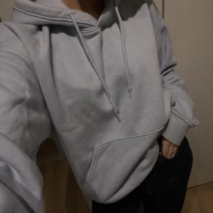 Blå hoodie - Blå hoodie i gott skick