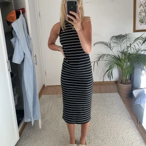 Klänning - Från Lindex knappt använd, väldigt stretchig och skön. Jag är 178 cm och brukar ha xs/s 