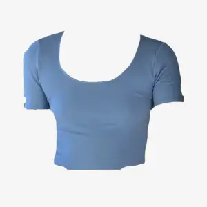 Blå croppad tshirt i storlek xs