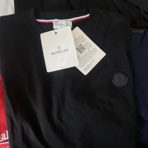 Moncl tshirt - Storlekarna medium och large finns