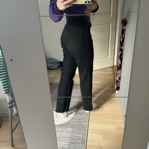 Svart jeans - Snygga svarta jeans med lite slitning nertill. Från nakd och knappt använda! Säljer då de är lite för korta för mig som är 170!☺️