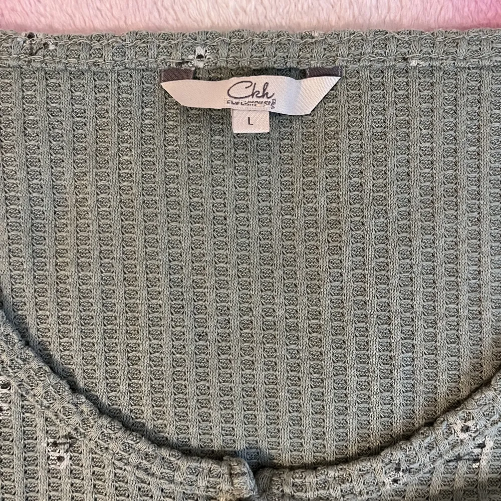 En gullig grå grön blommig lång ärmad tröja från clockhouse det står att det är L i storlek men den är mer som en tight M (bra skick). Toppar.