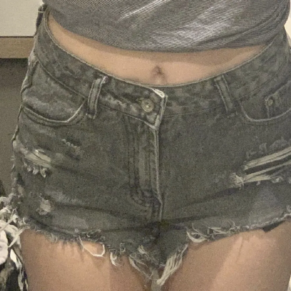 Säljer mina jeans shorts, eftersom dem inte passar💕super fina. Shorts.