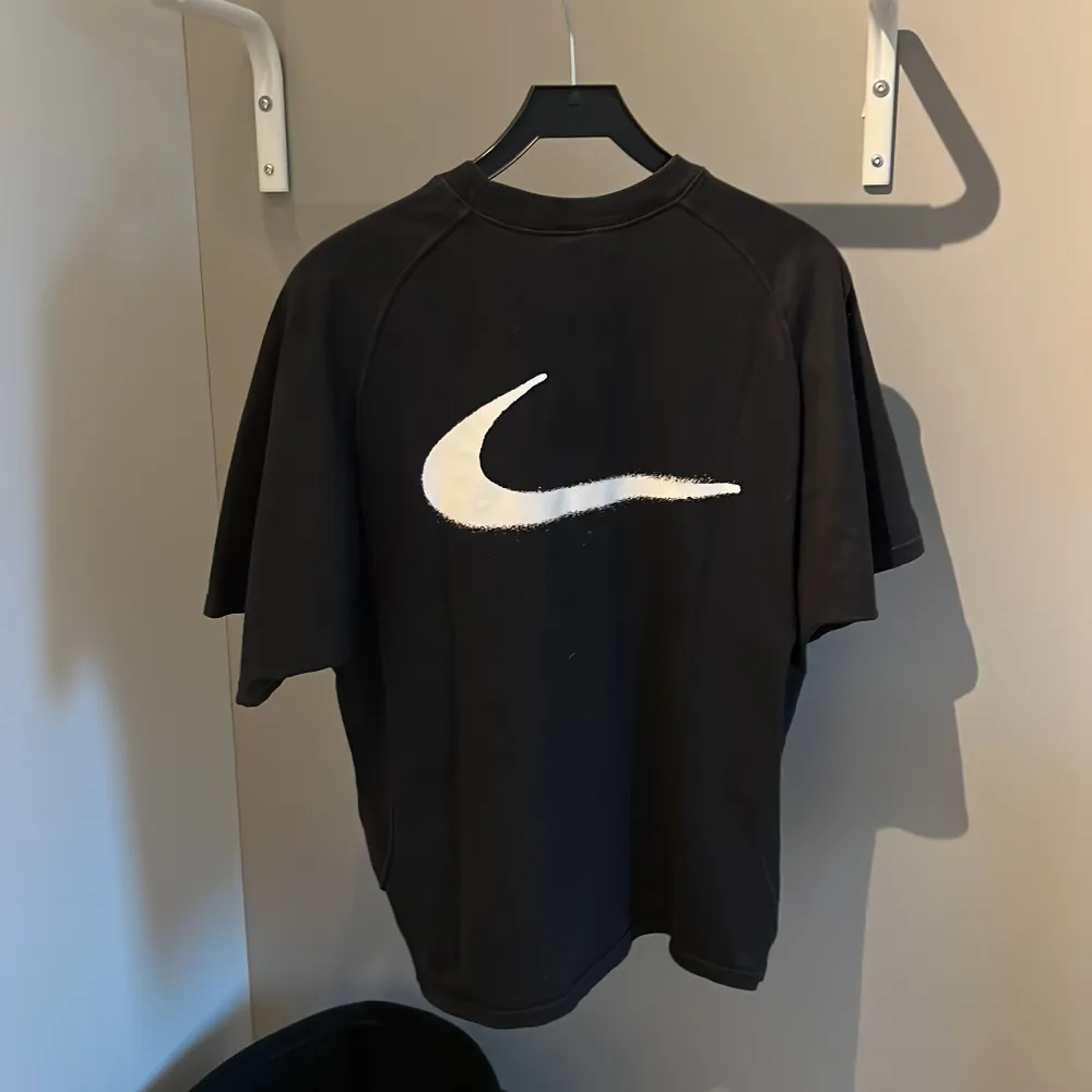 Nike x off white t shirt sparsamt använd utan fläckar eller skador. Köpt i off white butiken i Ibiza. Stockx priset ligger på 1800kr i denna storlek. . T-shirts.