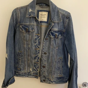 Jeansjacka - Säljer denna sjukt snygga jeansjacka från A&F! Perfekt till sommaren!
