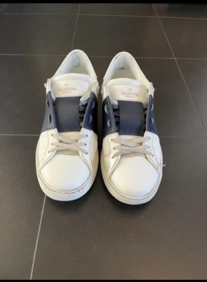 Valentino skor navy - Valentino skor i fint skick. Storlek 41.5 men sitter mer som 42.5 Låda och alla tillbehör samt Orderbekräftelse är kvar! Finns i centrala Stockholm eller postas 