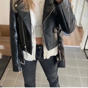Skinnjacka  - Säljer denna snygga skinnjackan i nyskick från Zara. Jackan är i stl L men sitter som en xs/s. Passar perfekt nu till våren. Säljer för 150kr+frakt❤️(högsta bud just nu 230kr)