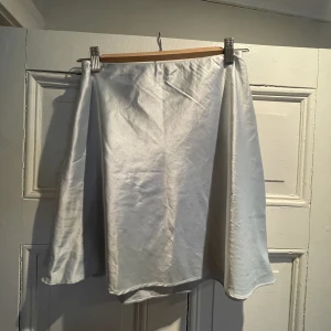 Satinkjol  - Superfin ljusblå kjol i satin från Chiquelle, säljer då den aldrig kommit till användning🤍🤍