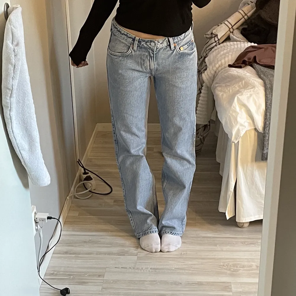 Weekday jeans i modellen low arrow, aldrig använda så i helt nyskick. I färgen ”summer blue” . Jeans & Byxor.