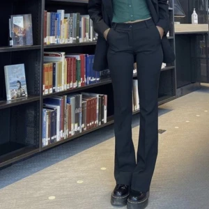 Kostymbyxor bootcut DesignBySi - Säljer ett par helt nya kostymbyxor från DesignBySi eftersom dom var för långa på mig!! Storleken är XS normallängd, midjemåttet är 35 cm rakt över och innerbensmåttet är 76 cm. Nypris var 500kr, säljer för 400❤️‍🔥❤️‍🔥