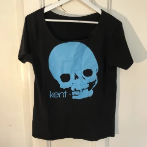 Rare kent-T-shirt - Officiell Kent-merch från du och jag döden-turnén 2005. Obs! Klippt upptill (rundad). Storlekslapp saknas men känns som en S-M. Bröstmått (mätt plant rakt över): 46 cm. Längd: 60 cm