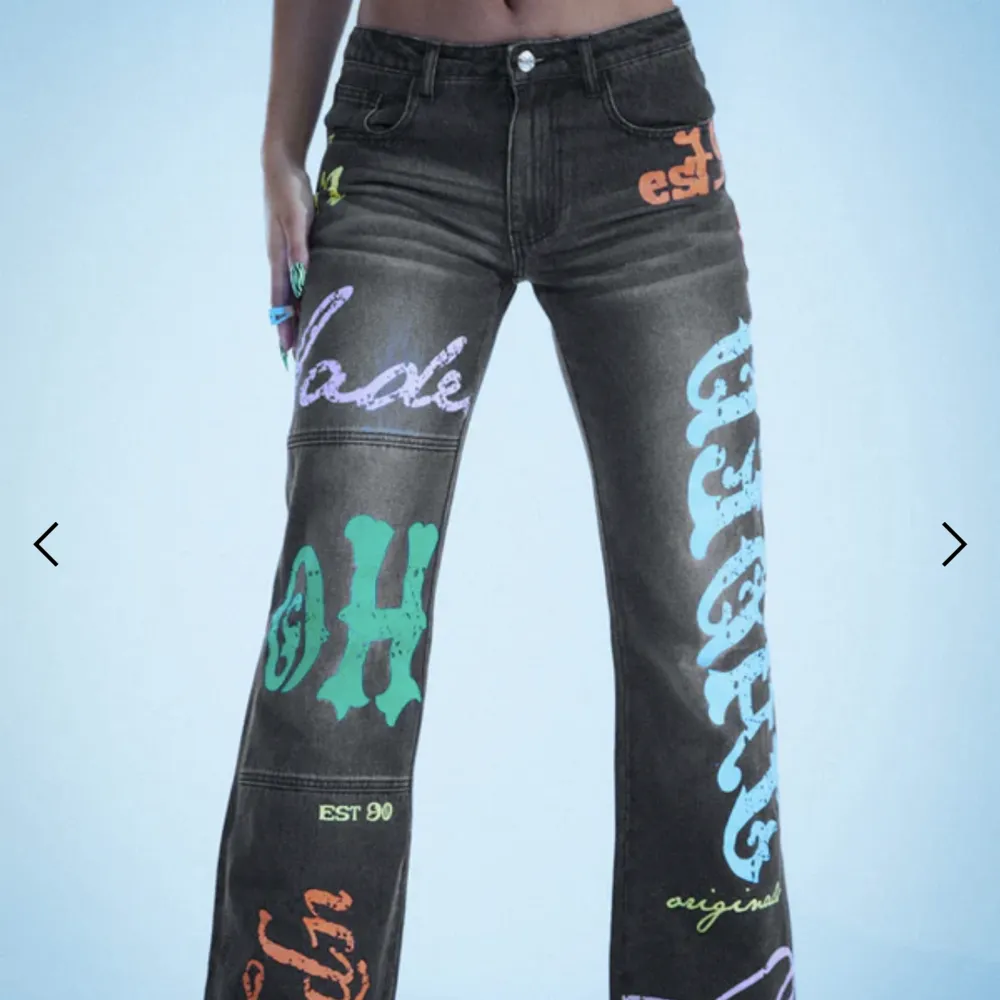 LÄS Tryck EJ på köp nu.  Säljer dessa byxor då dom inte kommer till användning längre. Slutsålda på hemsidan. Använda men i bra skick💗 Skriv privat för fler bilder💖 . Jeans & Byxor.