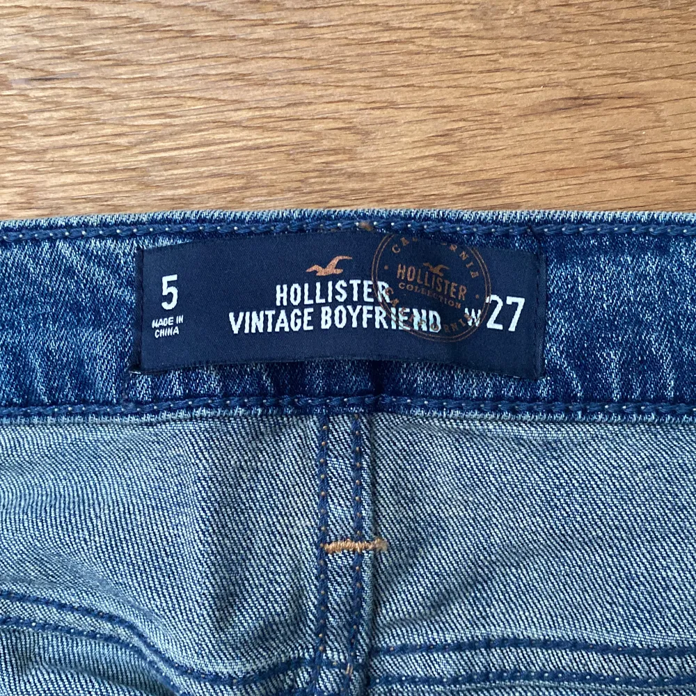 Knappt använda boyfriend jeans från Hollister💙Storlek: W27.. Jeans & Byxor.
