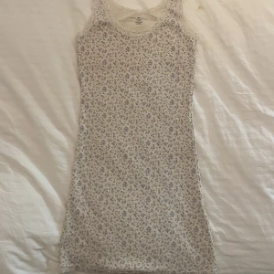 Brandy Melville Ronnie Floral Lace Dress - Köpte den i USA för 48 usd. Jätte bra kvalitet och sitter jätte fint på. 