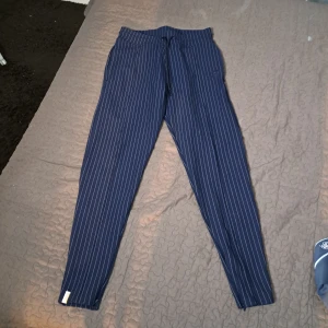 Sikslik byxor S - Byxor från nya heta sikslik märket i storlek S. Jag säljer dem då jag växte ur dom.   Köptes för 600kr ny.