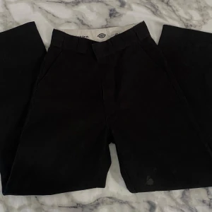 Dickies - Säljer dessa dickies byxor för 175kr Finns en fläck på sidan av franslimm:( där av set billiga priset Fläcken sysn inte från långt håll.  Storlek 24\XS💗