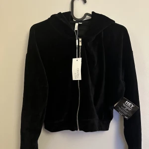 Sammets Set  - Svart set i sammet. Helt oanvänt med prislapparna kvar. 🤍