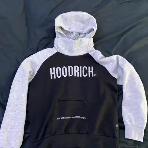 Hoodrich hoodie använd, dragkedjan är sönder men annars är den i okej skick. 