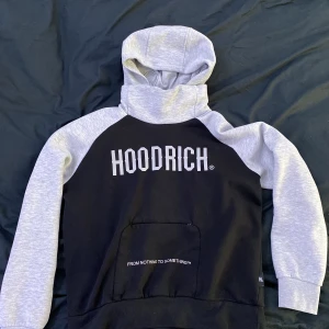 Hoodrich hoodie med mask - Hoodrich hoodie använd, dragkedjan är sönder men annars är den i okej skick. 