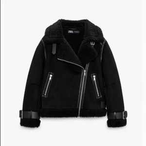 Zara jacka - Säljer min zara jacka som endast är använd i någon månad tills jag köpte en ny! Den är i bra skick och köptes för 860kr, går inte o köpa på hemsidan längre❣️