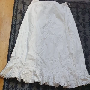 Super fin vit kjol - Passarcjätte bra till summer och i väldigt bra skick.passar s_ m