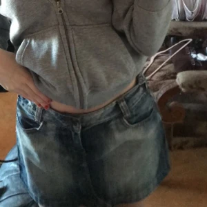 lågmidjad kjol - lågmidjad jeanskjol som är perfekt till våren. märket är only och är osäker på om den finns att köpar längre då jag har den i evigheter. passar mig som är 162cm, men skulle nog passa lite bättre på någon lite längre💕💕