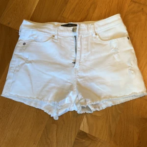 Coola shorts ☀️ - Shorts i nyskick fr Abercrmbie & Fitch.  Slitningar och fransig söm nedtill.  Längd fr linning 25 cm. Bredd över midja 33 cm. 