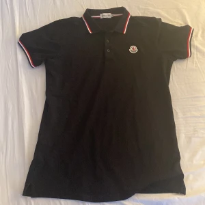 Moncler piké - Säljer min moncler piké då jag inte gillar den så mycket. Använd ca 2-3 gånger så den är som nyskick. Nypris: 1699. Pris kan diskutera vid snabb affär. Byten är också ett alternativ 