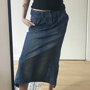 Jeanskjol  - Jeanskjol som passar mig som har storlek 34, den är i ok skick 